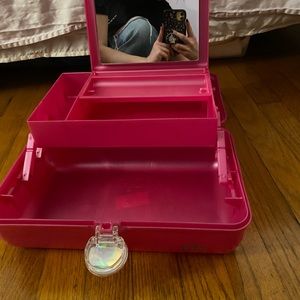 selling a used but in great condition cosmetic tote box!